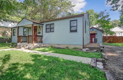 Lebanon House | Historic Lebanon - 2 bed, 2 bath house. Wi-fi, AC, kitchen, laundry
