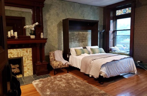 Albany Apartment | Historic Queen Studio Across from Washington Park!