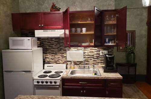Albany Apartment | Historic Queen Studio Across from Washington Park!