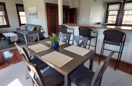 Grafton House | Historic Updated in the Heart of Grafton, IL - Sleeps 16!