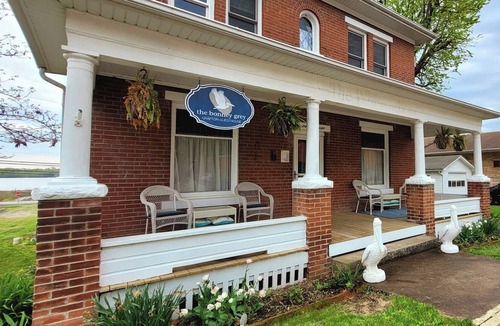 Grafton House | Historic Updated in the Heart of Grafton, IL - Sleeps 16!