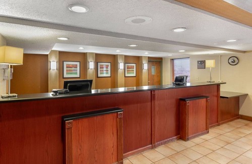 Downers Grove Hotel | Holiday Inn Express Chicago-Downers Grove, an IHG Hotel