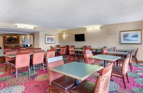 Downers Grove Hotel | Holiday Inn Express Chicago-Downers Grove, an IHG Hotel