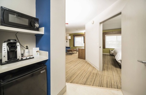 Vernon Hills Hotel | Holiday Inn Express Chicago NW - Vernon Hills by IHG