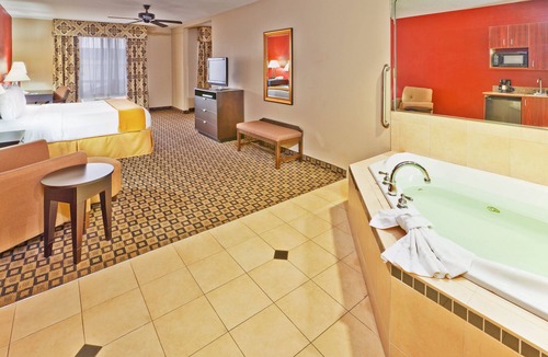 Clinton Hotel | Holiday Inn Express Clinton by IHG