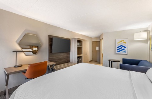 Crestwood Hotel | Holiday Inn Express Crestwood by IHG