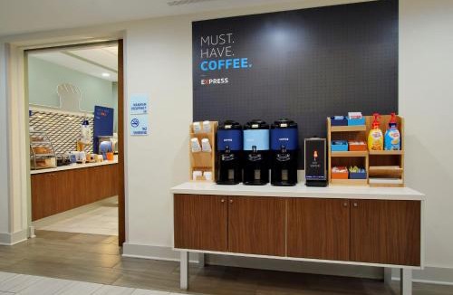 Morris Hotel | Holiday Inn Express Hotel & Suites Morris by IHG