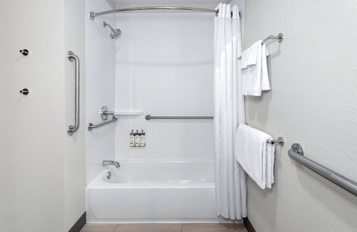 Algonquin Hotel | Holiday Inn Express Hotel & Suites Chicago-Algonquin by IHG