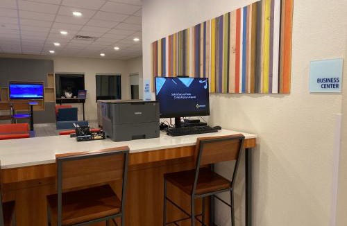Metropolis Hotel | Holiday Inn Express Metropolis by IHG