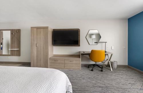 Peru Hotel | Holiday Inn Express Peru-Lasalle Area by IHG