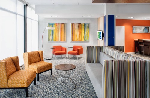Peoria Hotel | Holiday Inn Express & Suites East Peoria - Riverfront by IHG