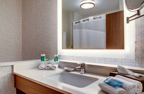Galesburg Hotel | Holiday Inn Express & Suites Galesburg by IHG