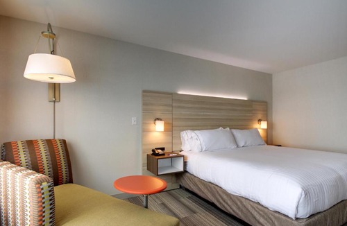 Galesburg Hotel | Holiday Inn Express & Suites Galesburg by IHG