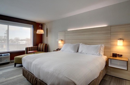 Galesburg Hotel | Holiday Inn Express & Suites Galesburg by IHG