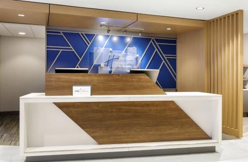 Oak Park Hotel | Holiday Inn Express & Suites Chicago West - Oak Park by IHG