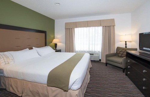 Riverwoods Hotel | Holiday Inn Express & Suites Chicago-Deerfield Lincolnshire by IHG