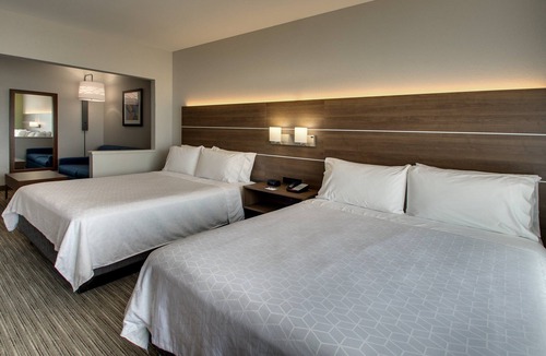 Waukegan Hotel | Holiday Inn Express & Suites Waukegan by IHG