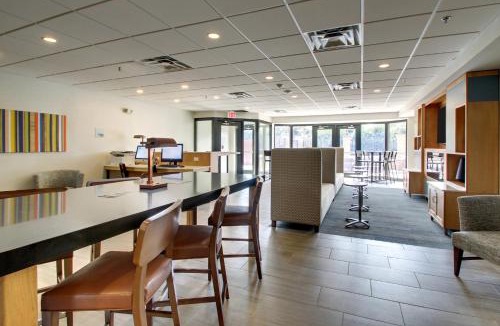 Aurora Hotel | Holiday Inn Express & Suites Aurora - Naperville by IHG