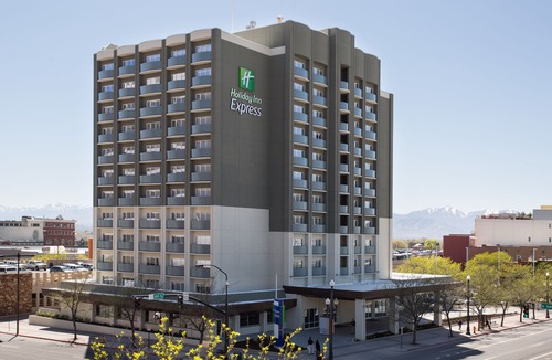 Niles Hotel | Holiday Inn Express & Suites Chicago North Shore - Niles, an Ihg Hotel