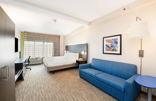 Delafield Hotel | Holiday Inn Express & Suites Delafield by IHG
