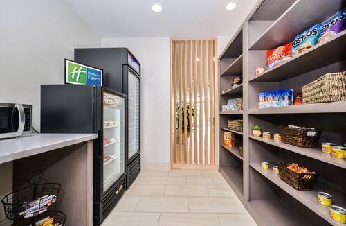 Salem Hotel | Holiday Inn Express & Suites Salem by IHG