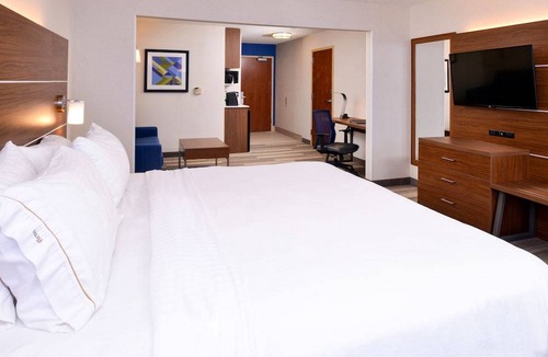 Champaign Hotel | Holiday Inn Express Hotel & Suites Urbana-Champaign, an IHG Hotel