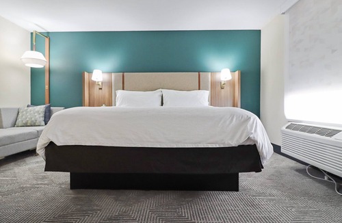 Quincy Hotel | Holiday Inn Quincy East by IHG