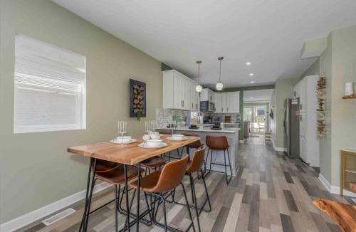 Ottawa House | Home 15 min from Starved Rock and Chicago Skydive!