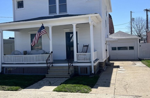 Ottawa House | Home in downtown Ottawa! A quick walk to restaurants and close to Starved Rock.