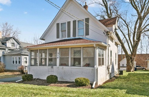 Libertyville House | Home in DT Libertyville great for Navy Graduations