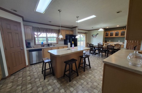 Hardin County House | Home with HOT TUB by Garden of the Gods in Shawnee National Forest.
