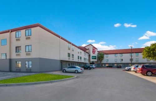 West San Antonio Hotel | HomeTowne Studios by Red Roof San Antonio - SeaWorld Northwest