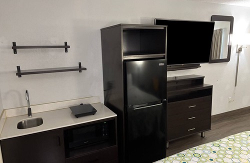 Crestline Heights Hotel | HomeTowne Studios by Red Roof Birmingham - Highway 280