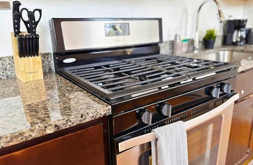 Kenwood Apartment | Homey Vibes Furnished 1BR Apt