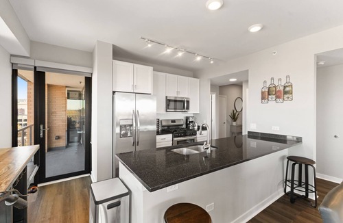 Evanston Apartment | "Hope of Evanston" 180°view, 2BDR +2Bath Urban luxury