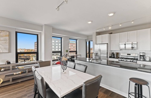 Evanston Apartment | "Hope of Evanston" 180°view, 2BDR +2Bath Urban luxury