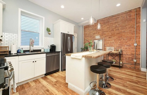 Lower Lawrenceville House | ★ HostWise Stays ★ Charming Lawrenceville · Industrial Vibes - Walkable