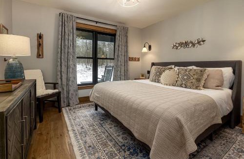 Carbondale House | Hot-tub and Fire Pit Provided Cabin in Carbondale, Illinois