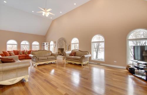 Hoffman Estates Villa | Hot Tub and Sauna Hoffman Estates Villa in Elgin!