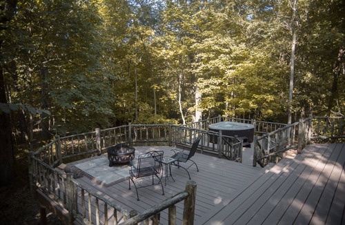 Carbondale Cabin | Hot Tub Cabin- In the Heart of Shawnee Wine Trail