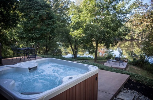 Carbondale Cabin | Hot Tub Cabin- In the Heart of Shawnee Wine Trail