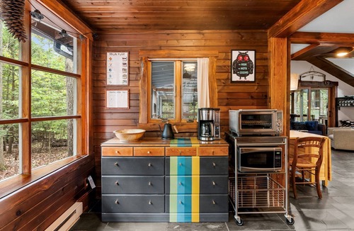 Berkeley Springs Cabin | Hot Tub, Fire Pit, Grill, Outdoor Shower & River