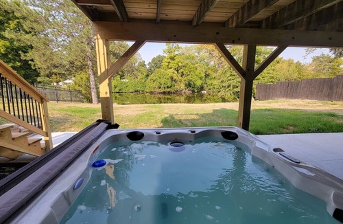 Pontoon Beach House | HOT TUB! Fishermans lake house retreat