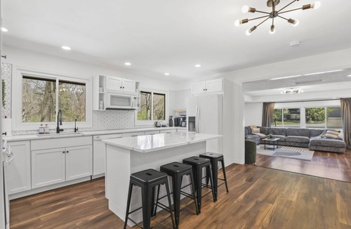 Loves Park House | HOT TUB + Large Groups + Fireplace + Game Room