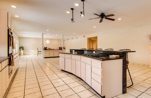 Hoffman Estates Villa | Hot Tub & Sauna: Hoffman Estates Villa in Elgin!