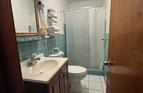 Adrian Hotel | Hotel Prairie Winds Carthage Keokuk Hwy 136