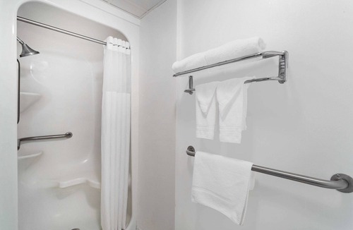 Waukegan Hotel | Howard Johnson by Wyndham Waukegan Great Lakes
