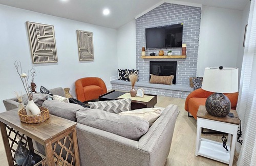 Waukegan House | Huge 6-bedroom house with WiFi, fitness, Games and Comfort in Great Lake