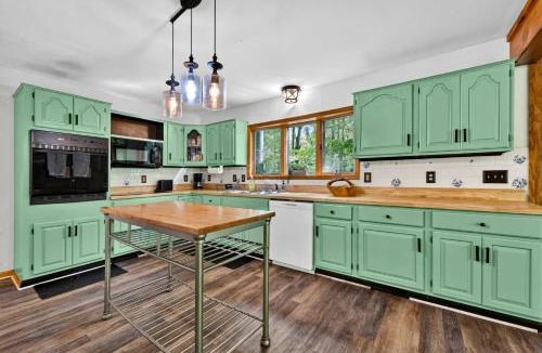 Berkeley Springs House | Huge Cabin w Hot Tub, Deck, Grill, Fire Pit, WiFi