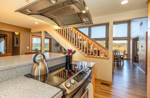 The Galena Territory House | Huge Luxury 4-Bedroom Home! Stunning views! Walk-in Shower, Hot Tub, Fire Pit.